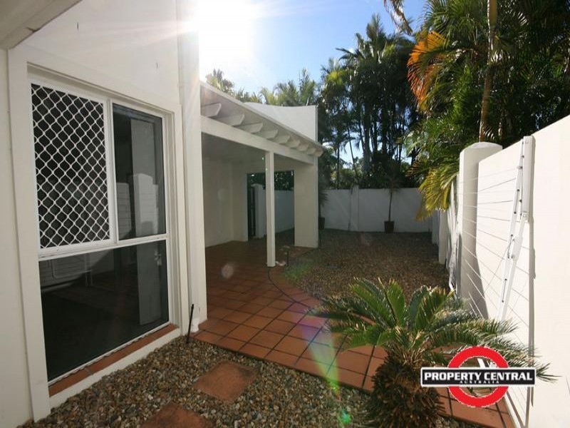 2/100 Cotlew St East, Southport QLD 4215