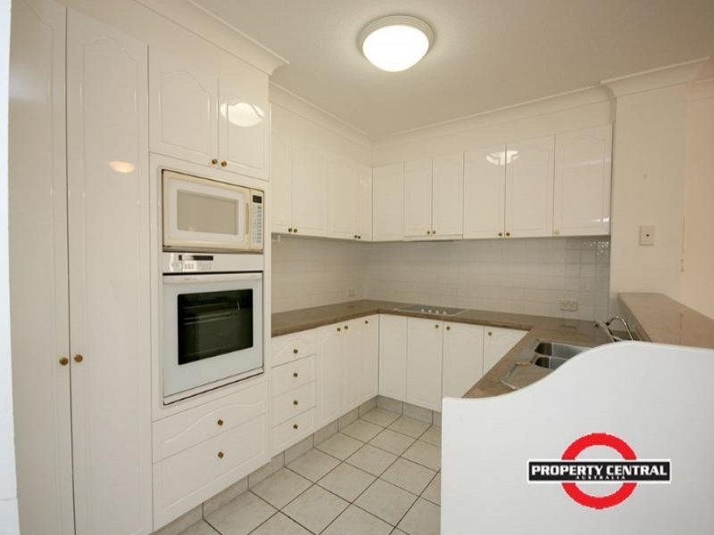 2/100 Cotlew St East, Southport QLD 4215