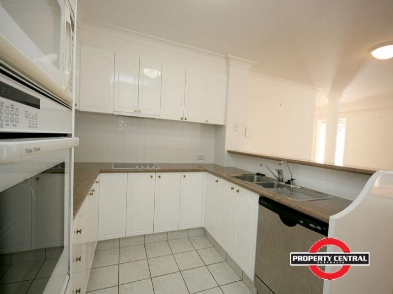 2/100 Cotlew St East, Southport QLD 4215