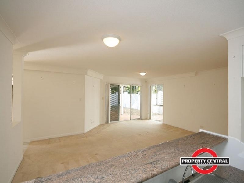 2/100 Cotlew St East, Southport QLD 4215
