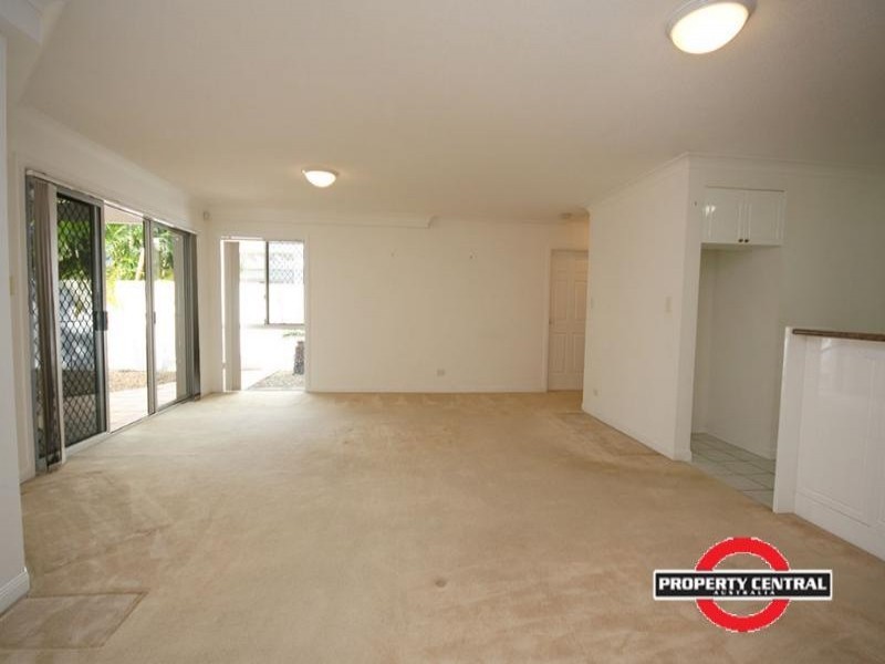 2/100 Cotlew St East, Southport QLD 4215