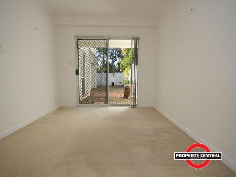 2/100 Cotlew St East, Southport QLD 4215