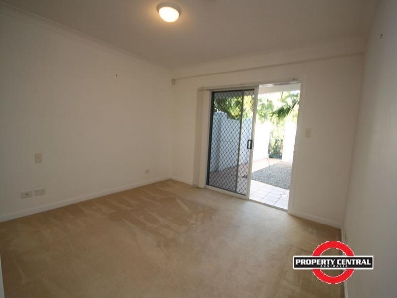 2/100 Cotlew St East, Southport QLD 4215