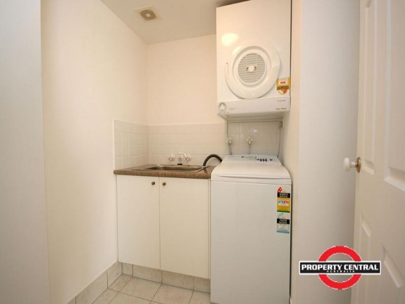 2/100 Cotlew St East, Southport QLD 4215