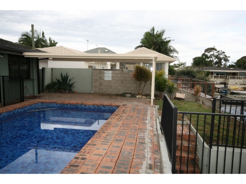 8 Bahia Ct, Broadbeach Waters QLD 4218