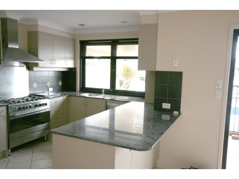 8 Bahia Ct, Broadbeach Waters QLD 4218