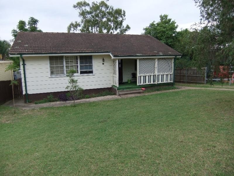 18 Anzac Parade, Muswellbrook NSW 2333