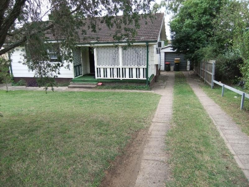 18 Anzac Parade, Muswellbrook NSW 2333