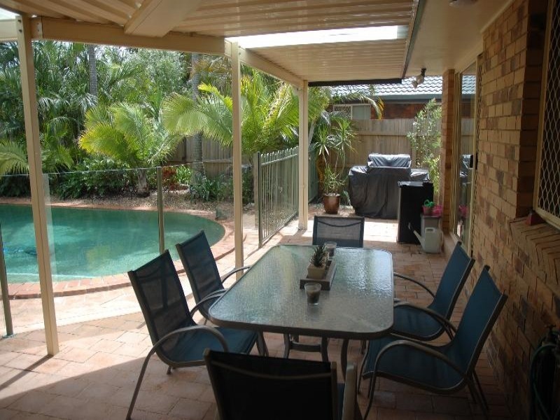 21 Lakeridge Drive, Varsity Lakes QLD 4227