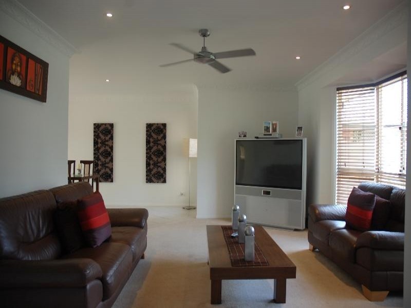 21 Lakeridge Drive, Varsity Lakes QLD 4227