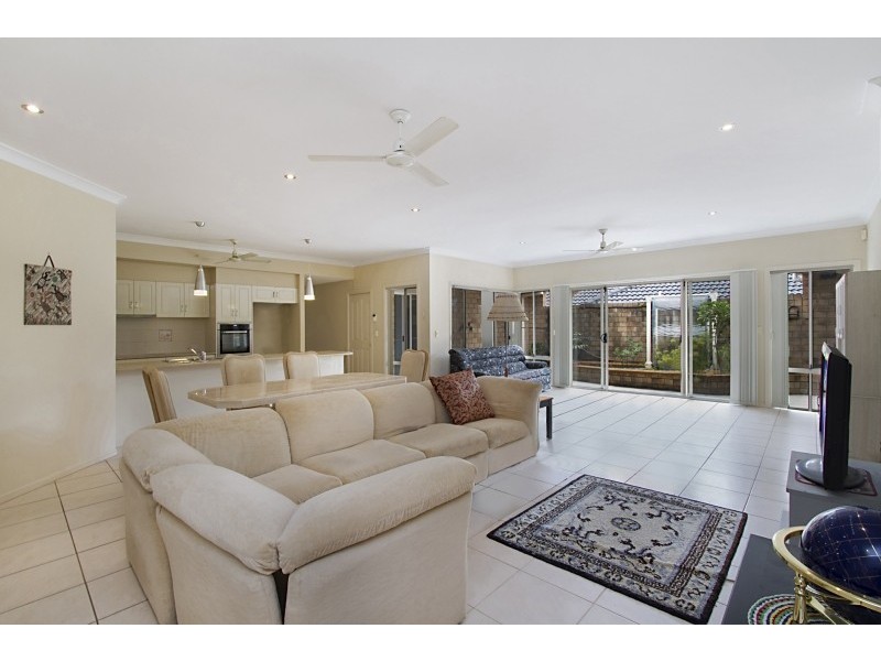 18 Lantau Crescent, Varsity Lakes QLD 4227