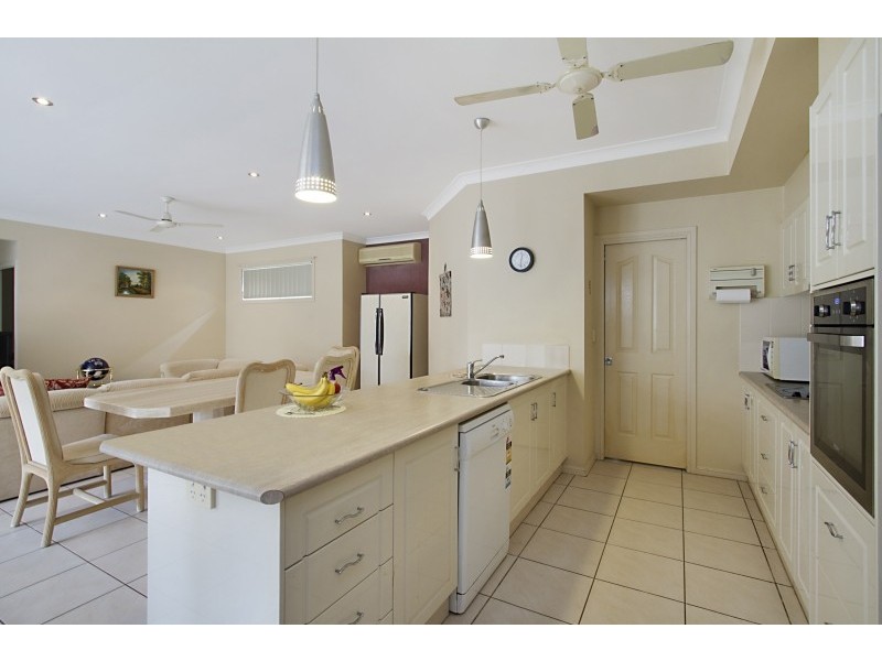 18 Lantau Crescent, Varsity Lakes QLD 4227
