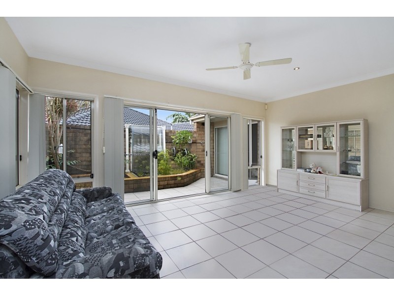18 Lantau Crescent, Varsity Lakes QLD 4227