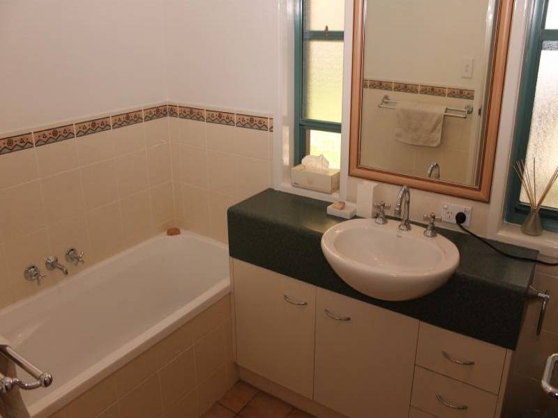 77 Seville CCT, Burleigh Waters QLD 4220