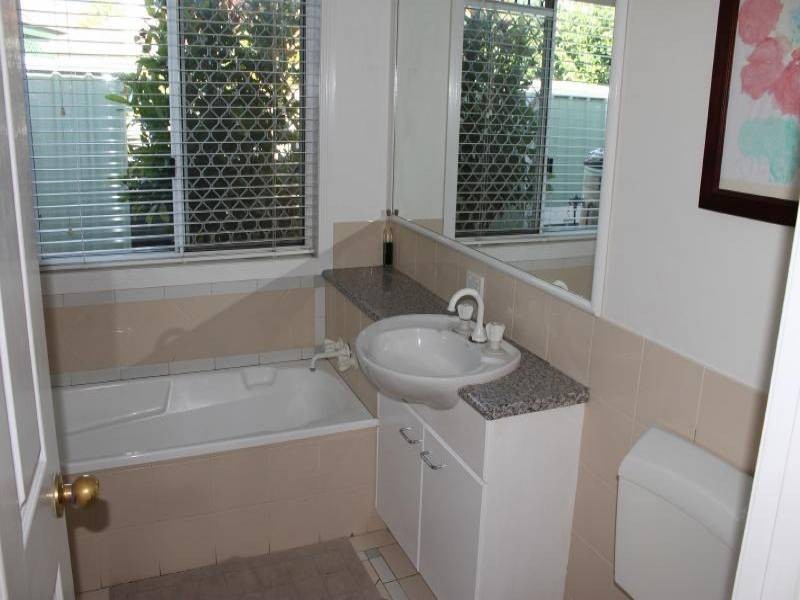 2 Manor Close, Robina QLD 4226