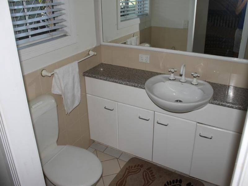 2 Manor Close, Robina QLD 4226