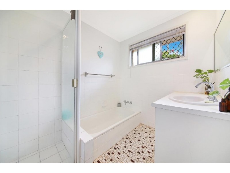 4 Paradise Avenue, Miami QLD 4220