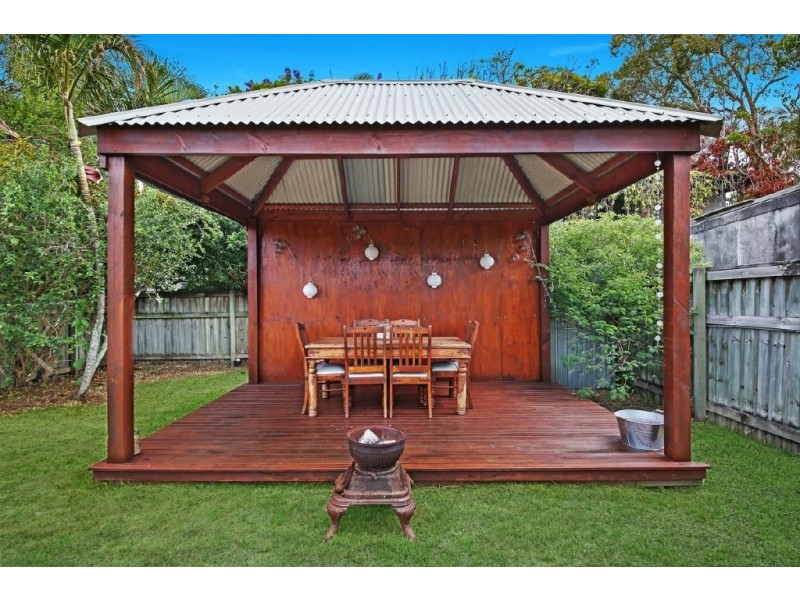 4 Paradise Avenue, Miami QLD 4220