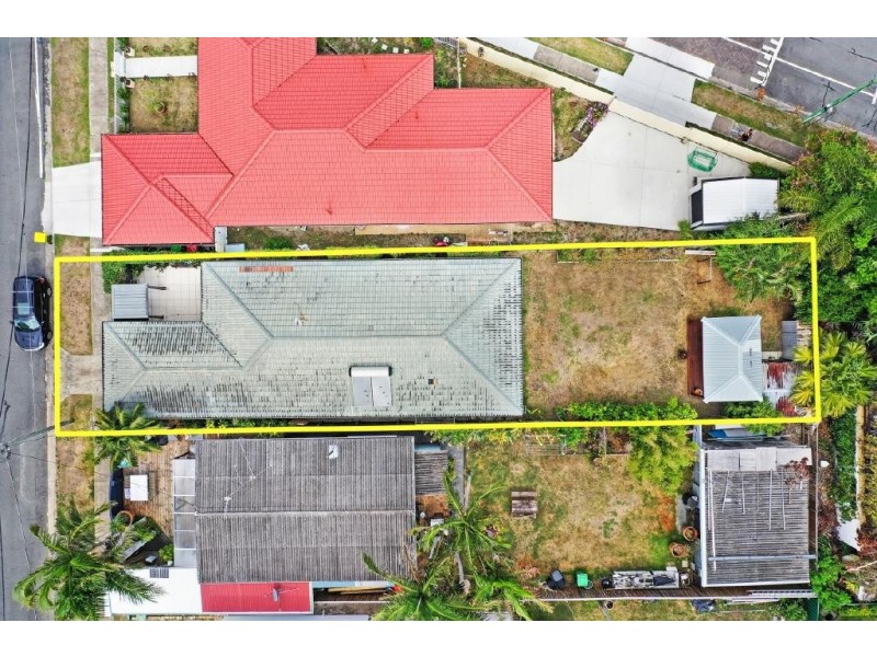 4 Paradise Avenue, Miami QLD 4220