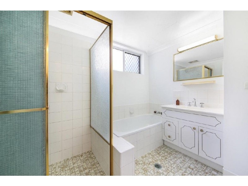 2/42 Oceanic Drive, Mermaid Waters QLD 4218