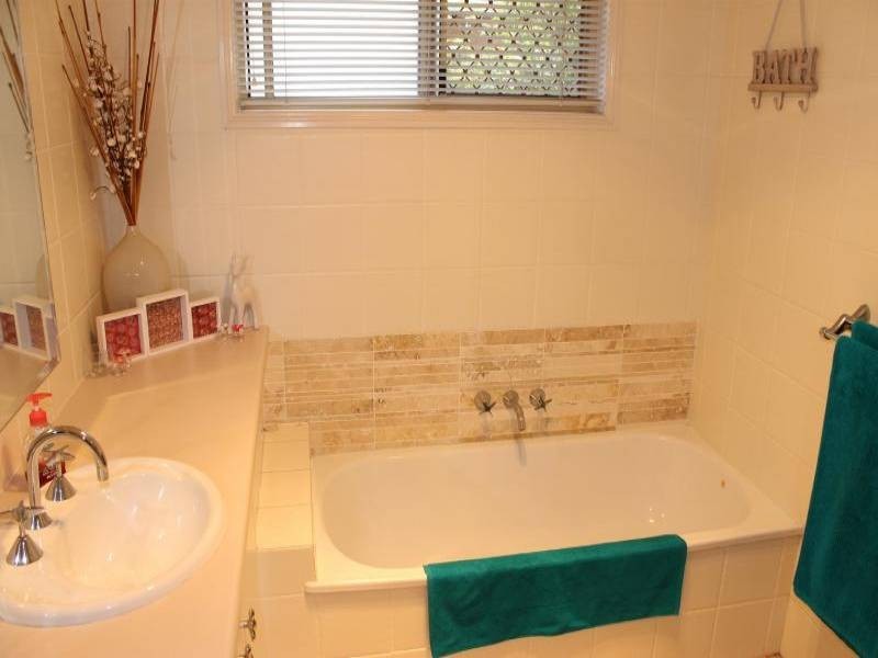 18 Southlake Drive, Varsity Lakes QLD 4227