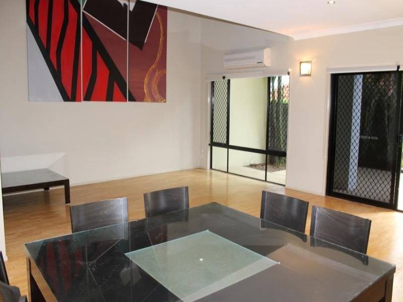 2/1 Waimea Drive, Varsity Lakes QLD 4227