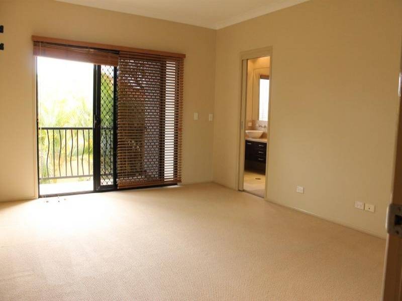 2/1 Waimea Drive, Varsity Lakes QLD 4227