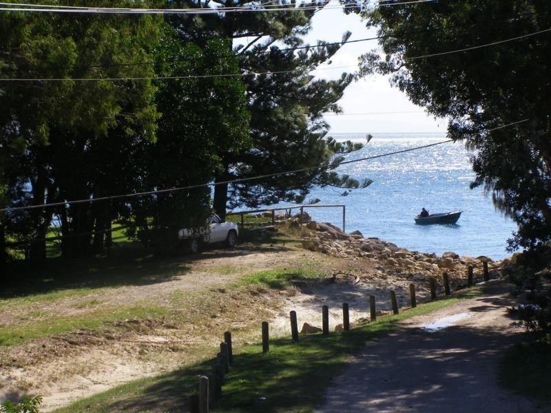 2 Millers Lane, Amity Point QLD 4183