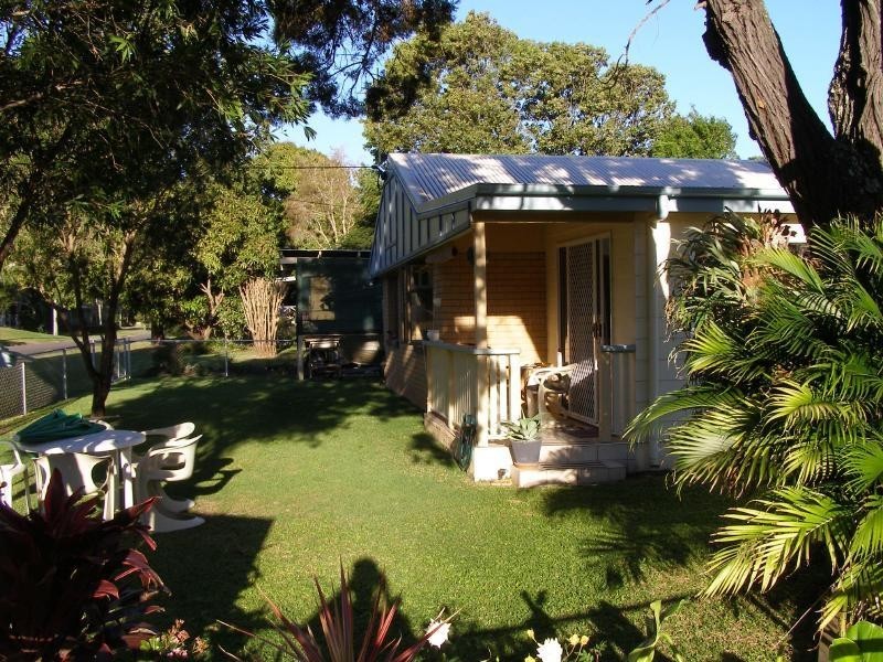 1 & 2/6 Ballow St, Amity Point QLD 4183