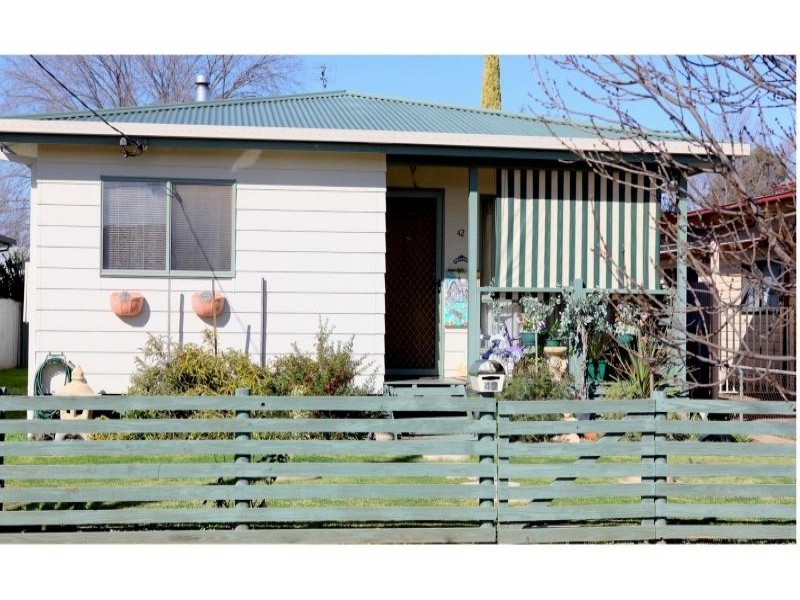 42 Sutton Street, Cootamundra NSW 2590