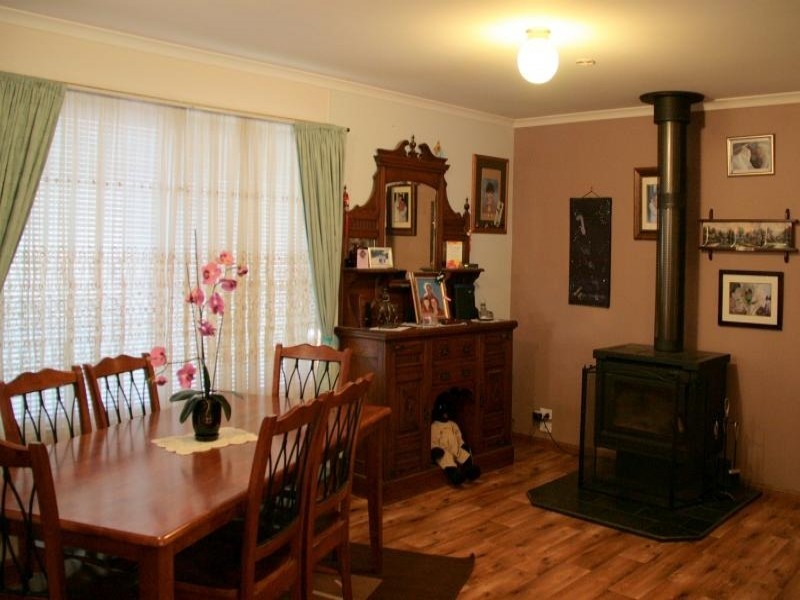 42 Sutton Street, Cootamundra NSW 2590