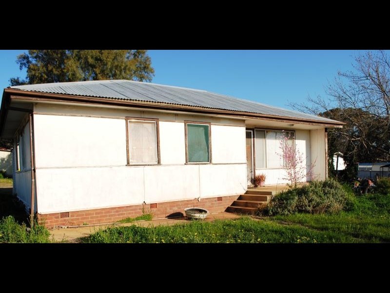 6 Bradman Street, Cootamundra NSW 2590