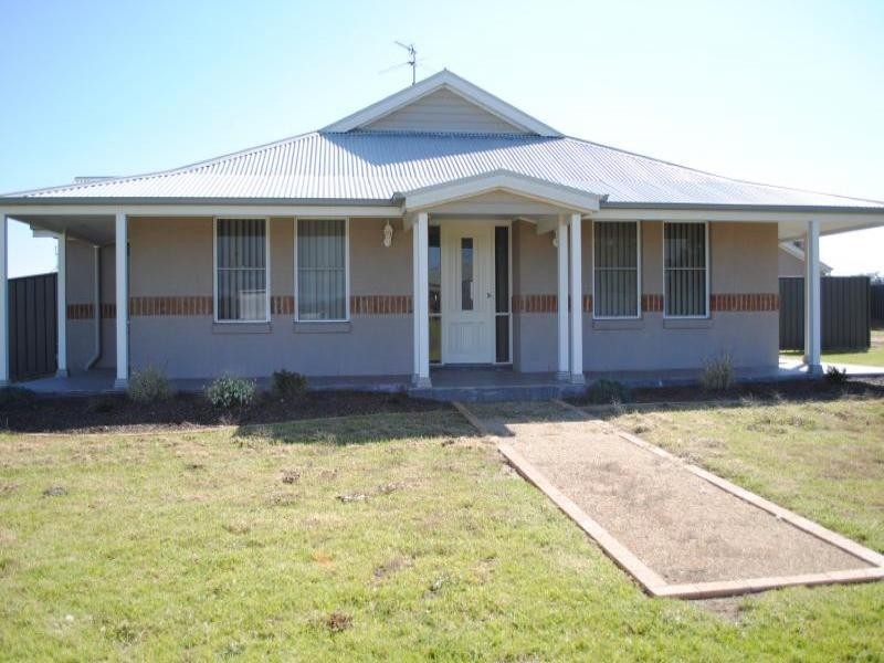 27 Mary Angrove Cres, Cootamundra NSW 2590