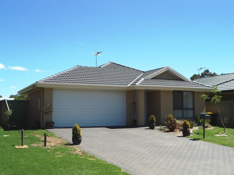 8 Garland Place, Young NSW 2594