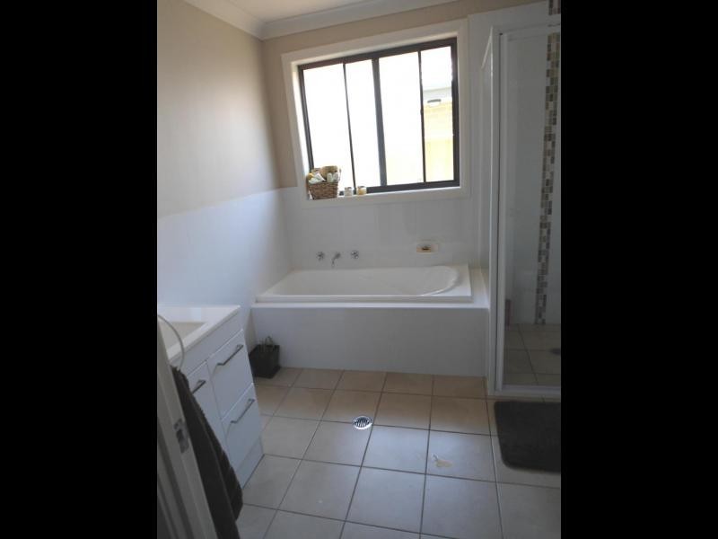 8 Garland Place, Young NSW 2594