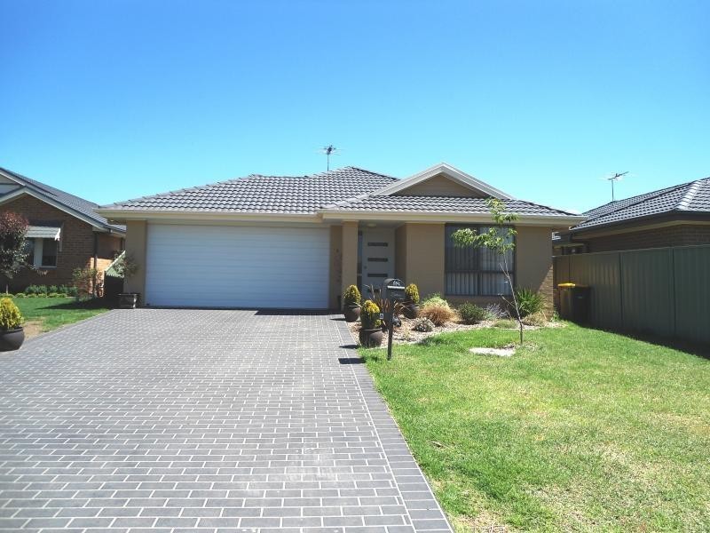 8 Garland Place, Young NSW 2594