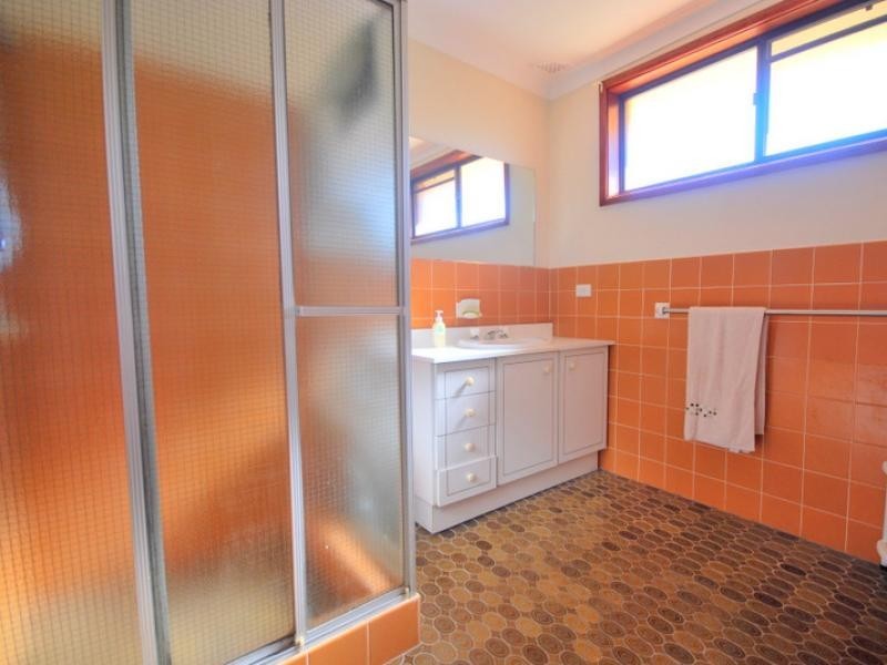 19 Chamberlain Rd, Wyoming NSW 2250