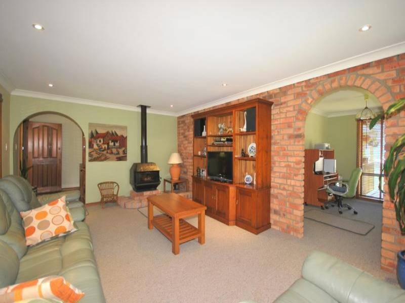 17 Dora Street, Lisarow NSW 2250