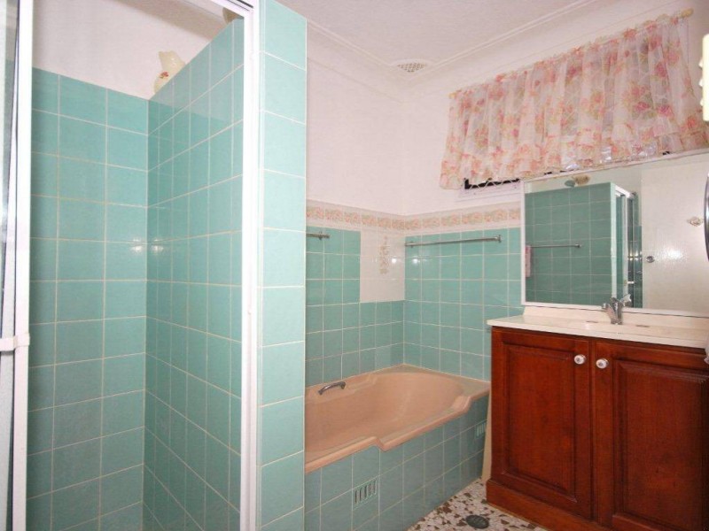 2 Bourbon Street, Wyoming NSW 2250