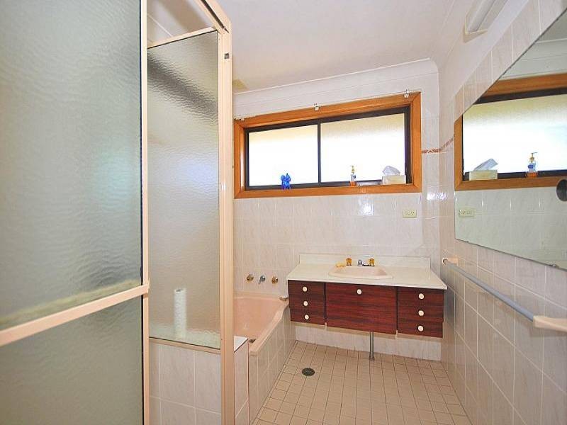 11 Booth Street, Wyoming NSW 2250