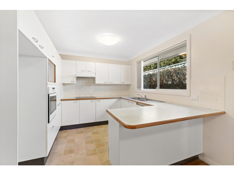 2/102 Coolawin Circle, Narara NSW 2250