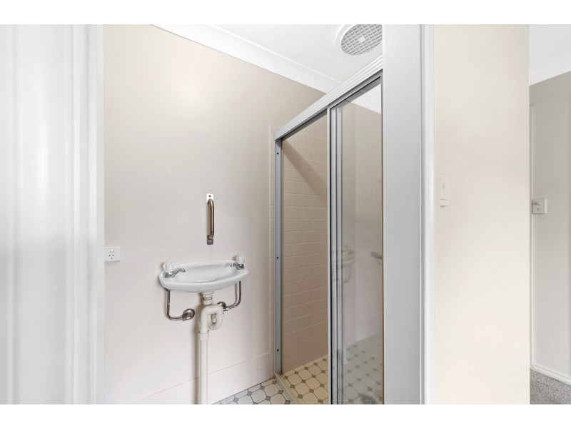 2/102 Coolawin Circle, Narara NSW 2250