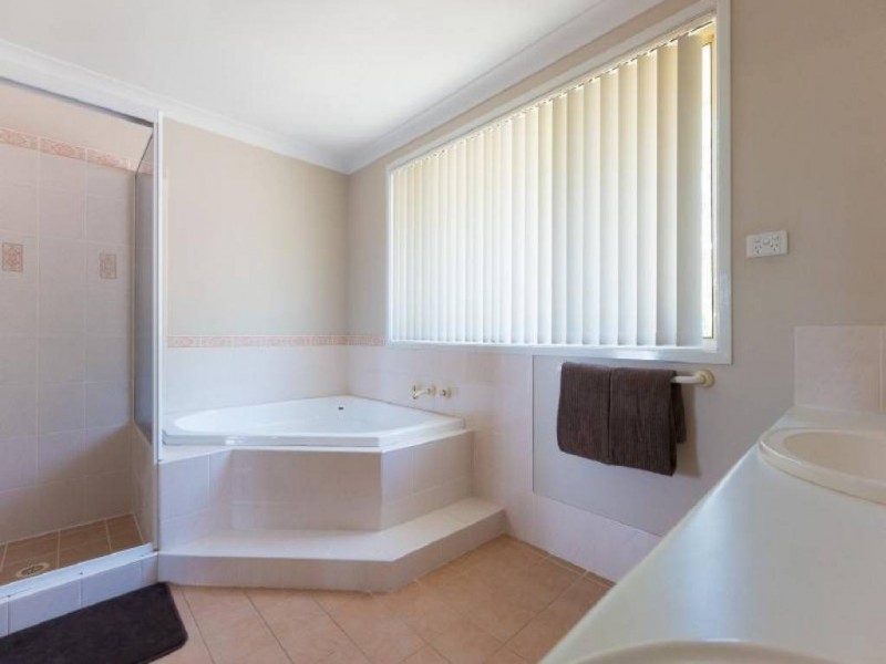 10 Stewart Brougham Close, Lisarow NSW 2250