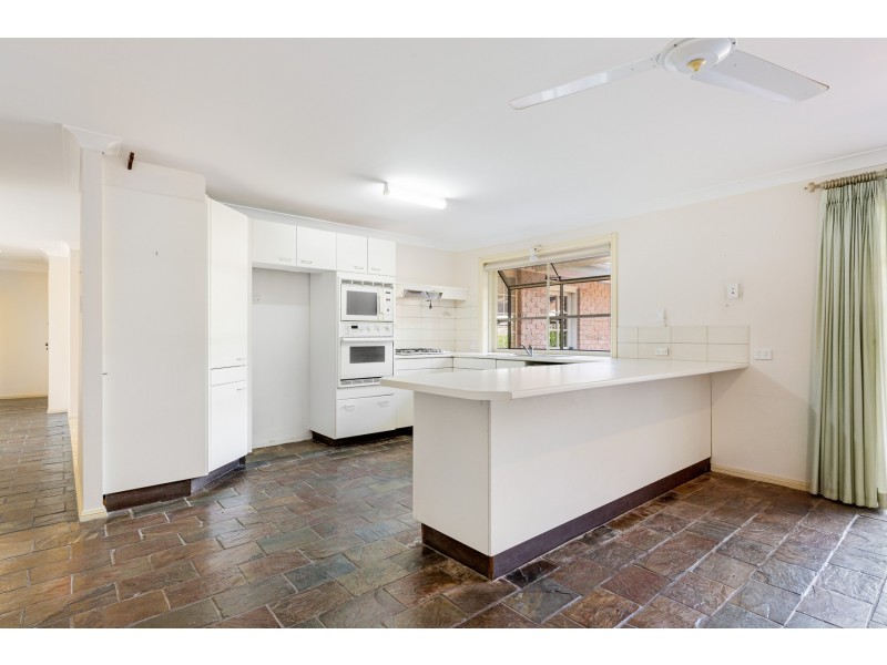 4 Lauren Close, Green Point NSW 2251