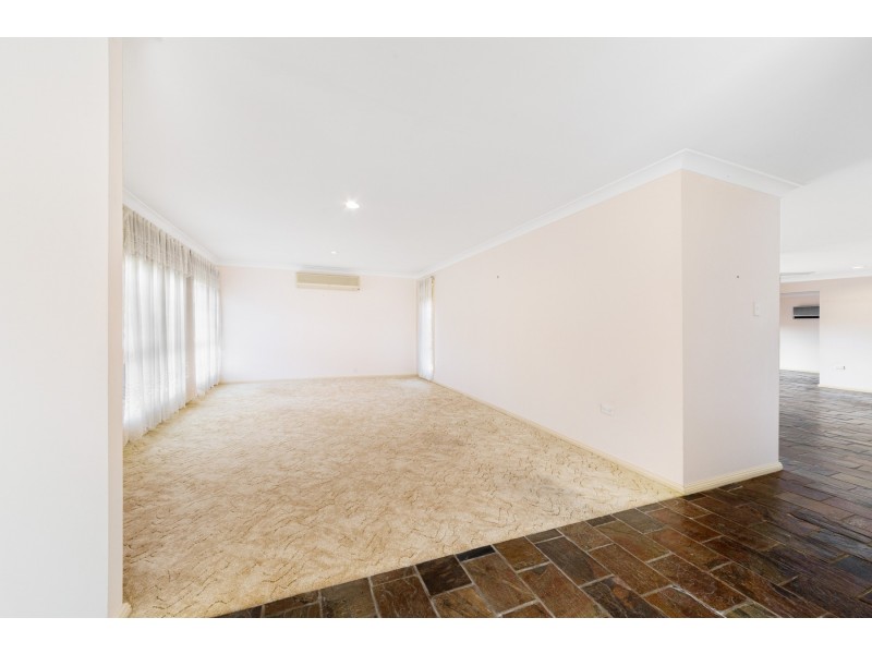 4 Lauren Close, Green Point NSW 2251