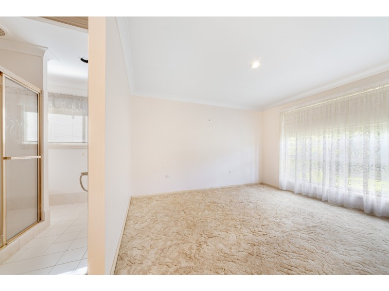 4 Lauren Close, Green Point NSW 2251