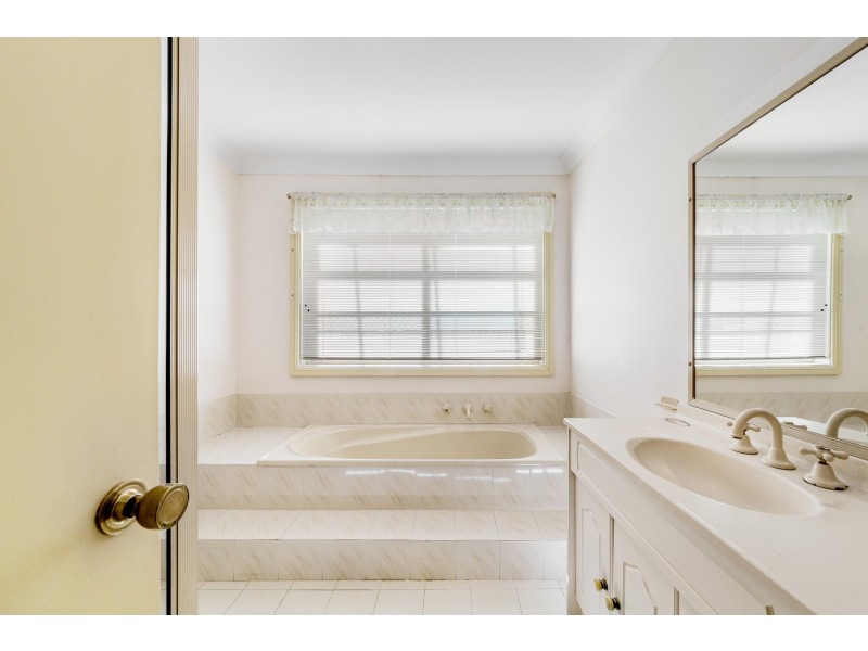 4 Lauren Close, Green Point NSW 2251