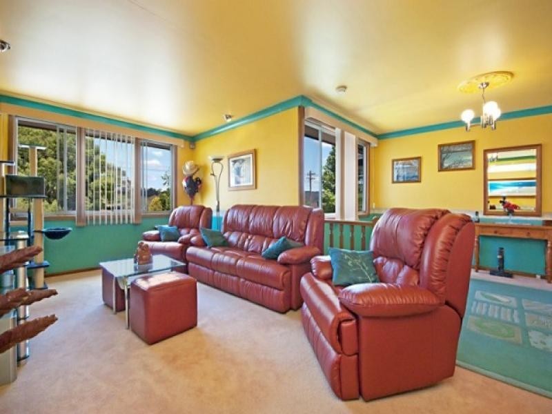 11 Angus Avenue, Wyoming NSW 2250