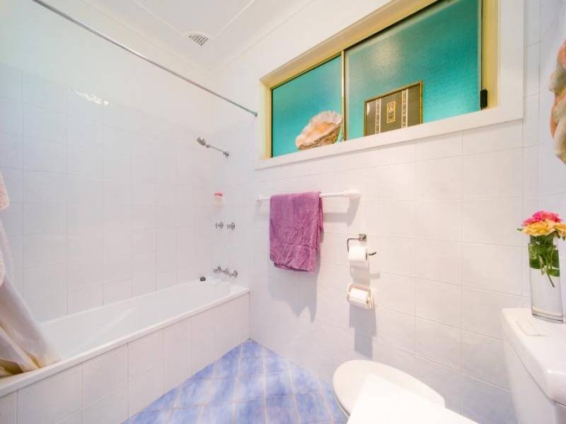 9 Heather Crescent, Wyoming NSW 2250