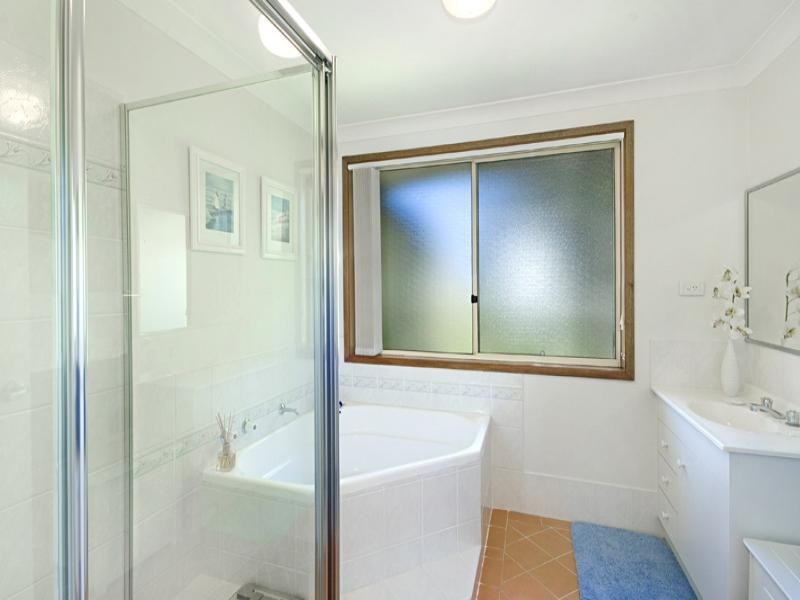 25 Robert Holl Drive, Ourimbah NSW 2258